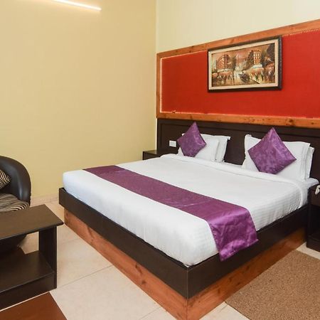 Hotel Varuna Varanasi Exteriör bild