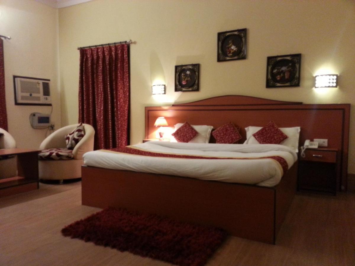 Hotel Varuna Varanasi Exteriör bild