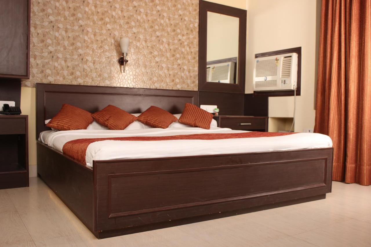 Hotel Varuna Varanasi Exteriör bild