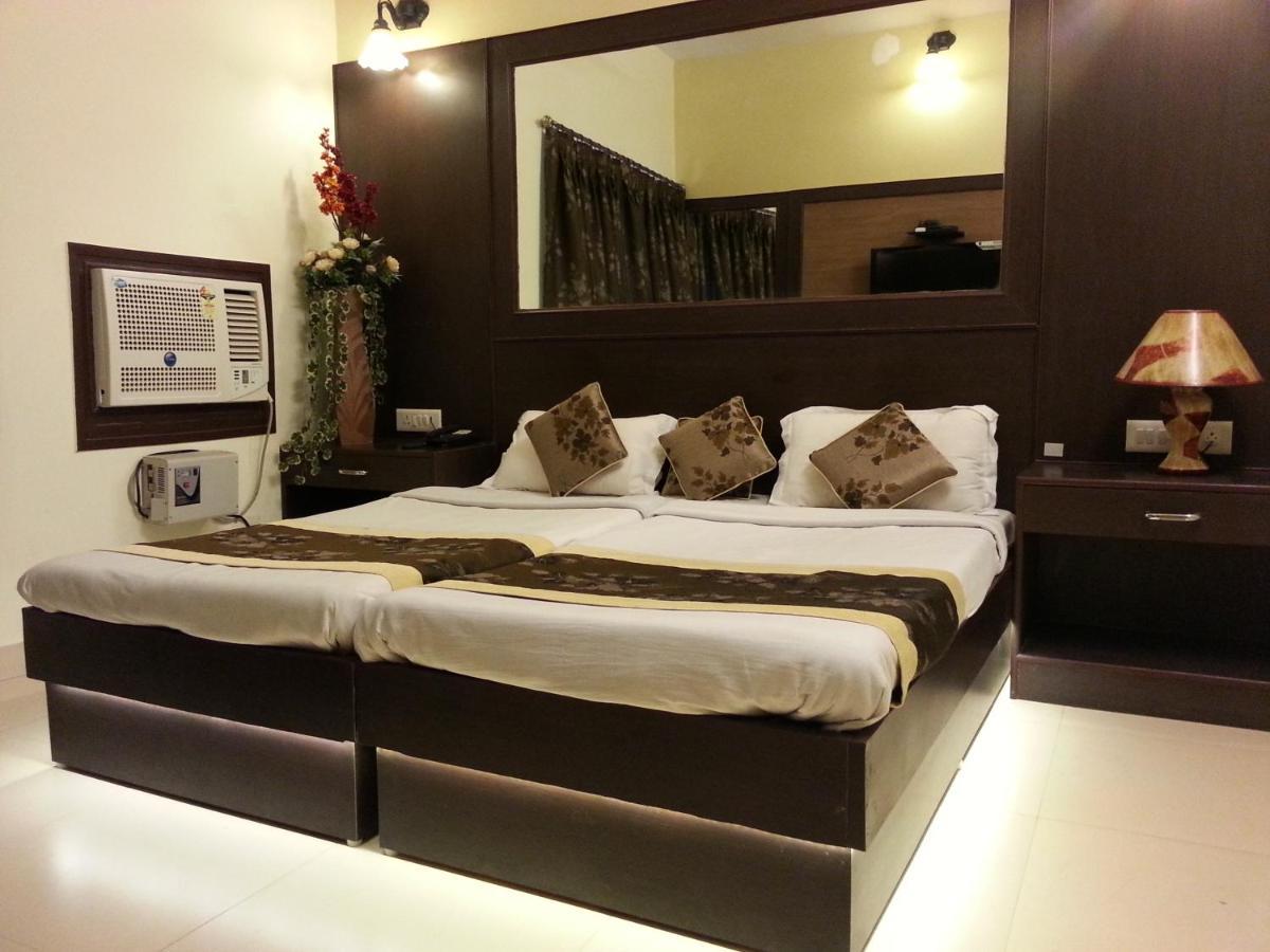 Hotel Varuna Varanasi Exteriör bild