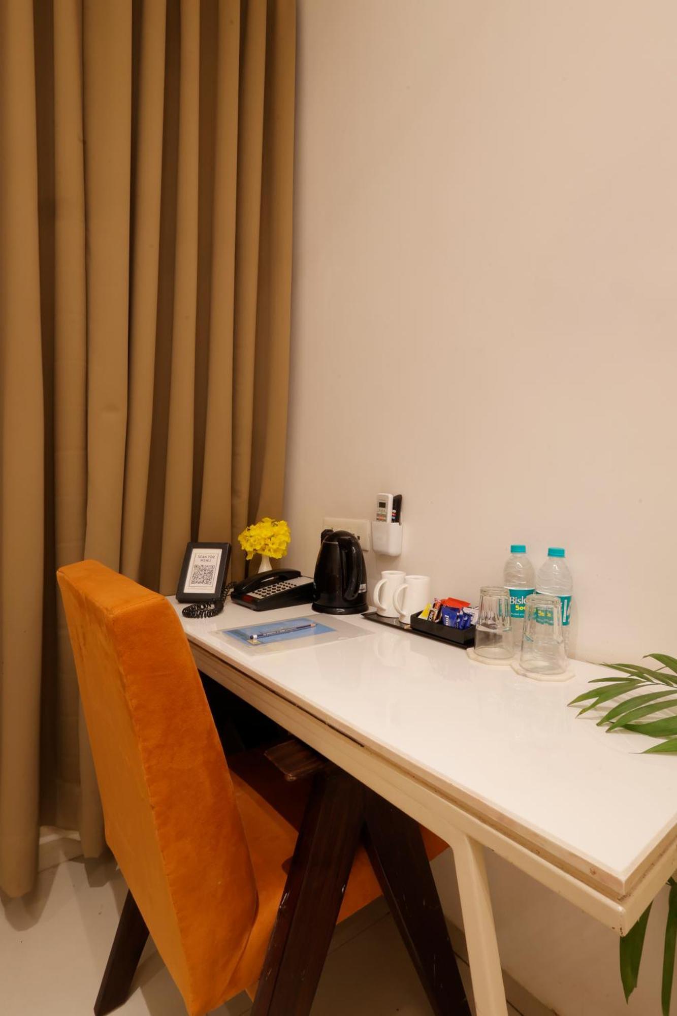 Hotel Varuna Varanasi Exteriör bild