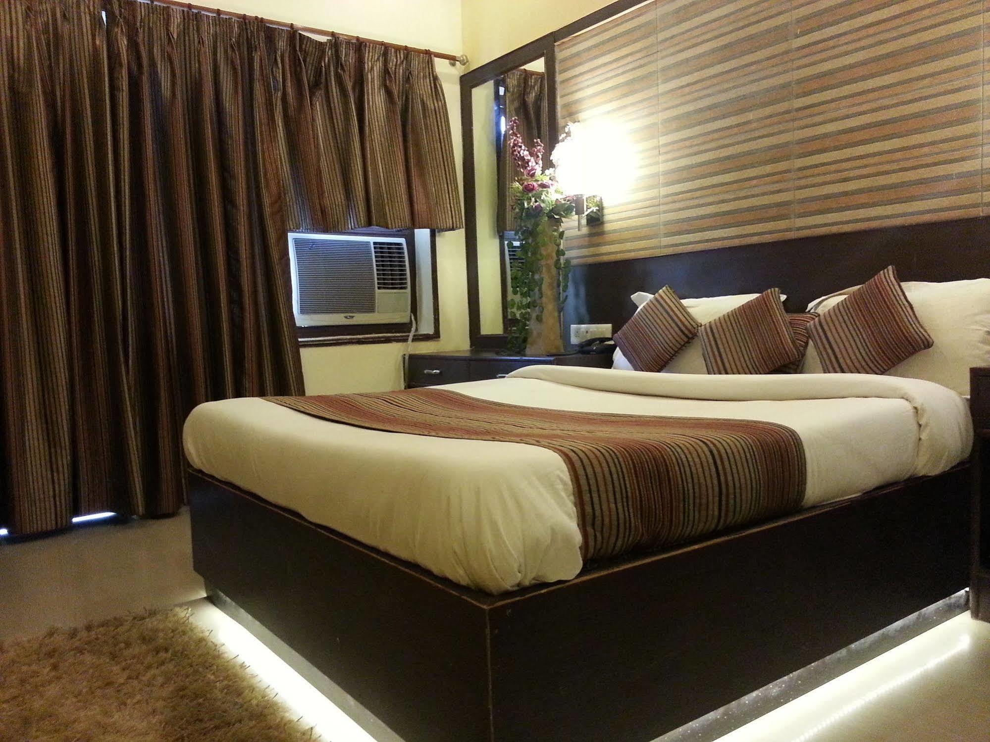 Hotel Varuna Varanasi Exteriör bild