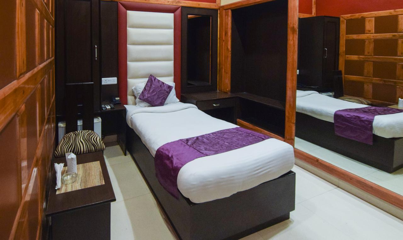 Hotel Varuna Varanasi Exteriör bild