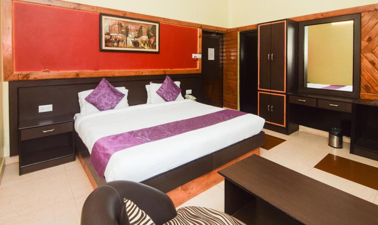 Hotel Varuna Varanasi Exteriör bild