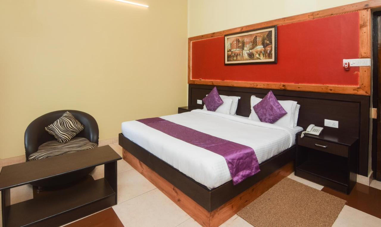 Hotel Varuna Varanasi Exteriör bild
