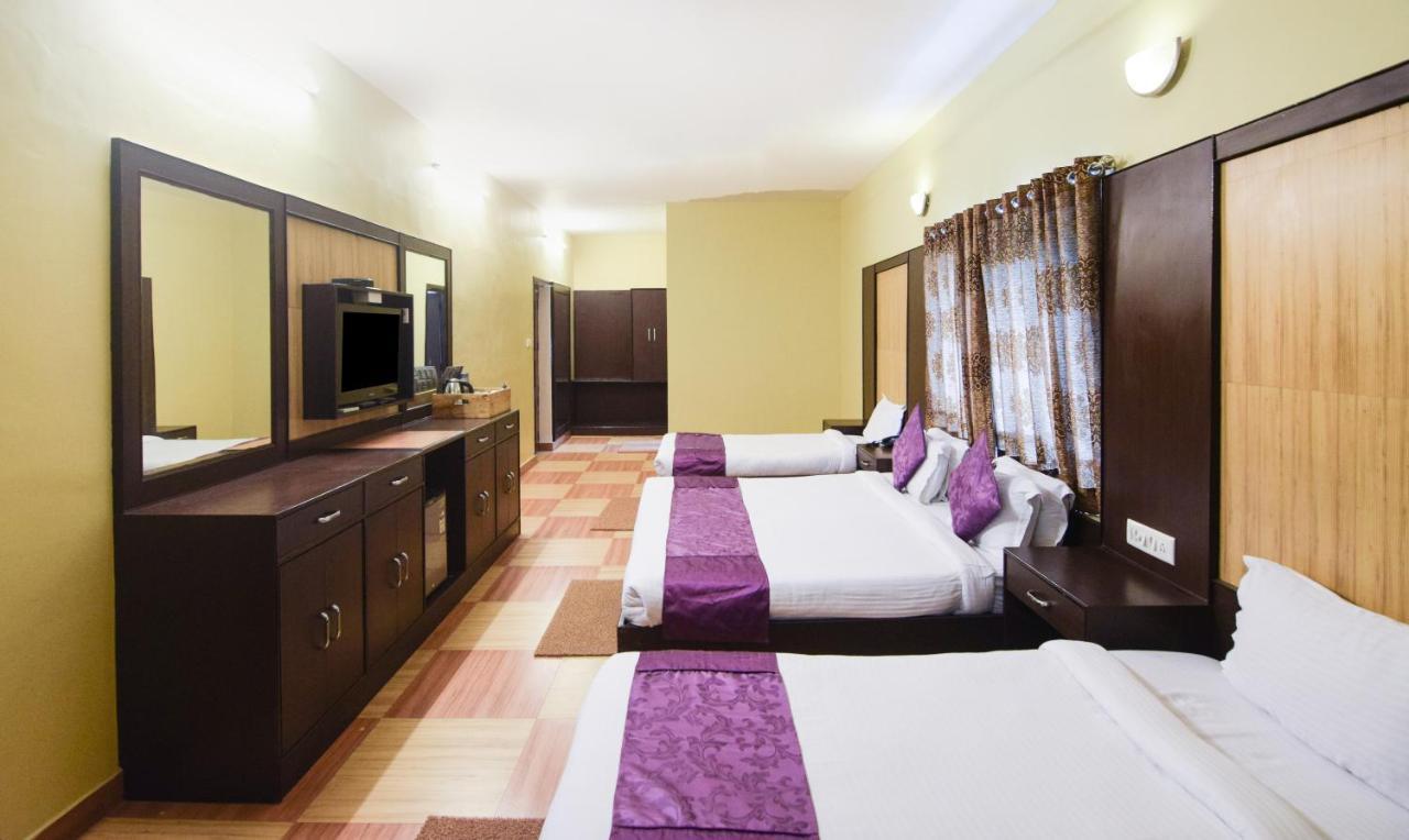 Hotel Varuna Varanasi Exteriör bild