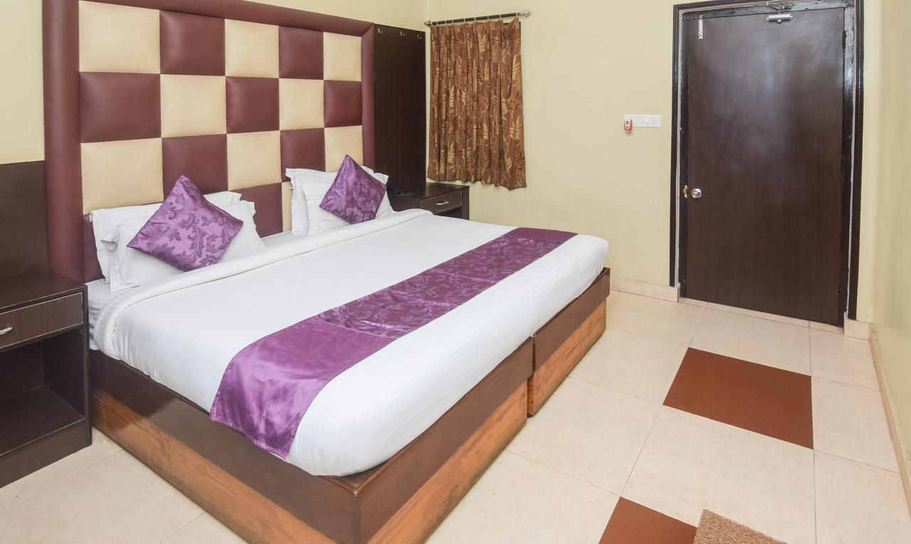 Hotel Varuna Varanasi Exteriör bild