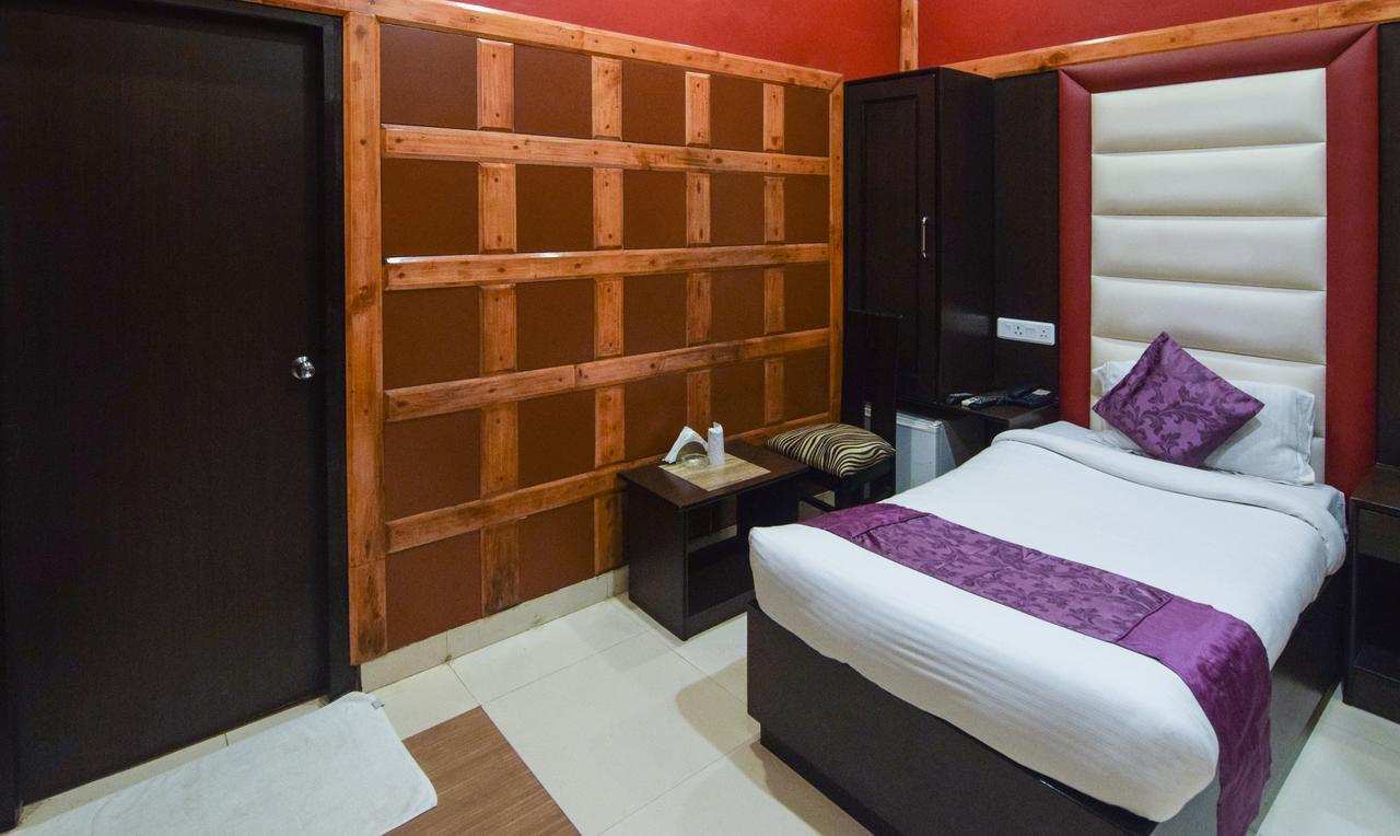 Hotel Varuna Varanasi Exteriör bild