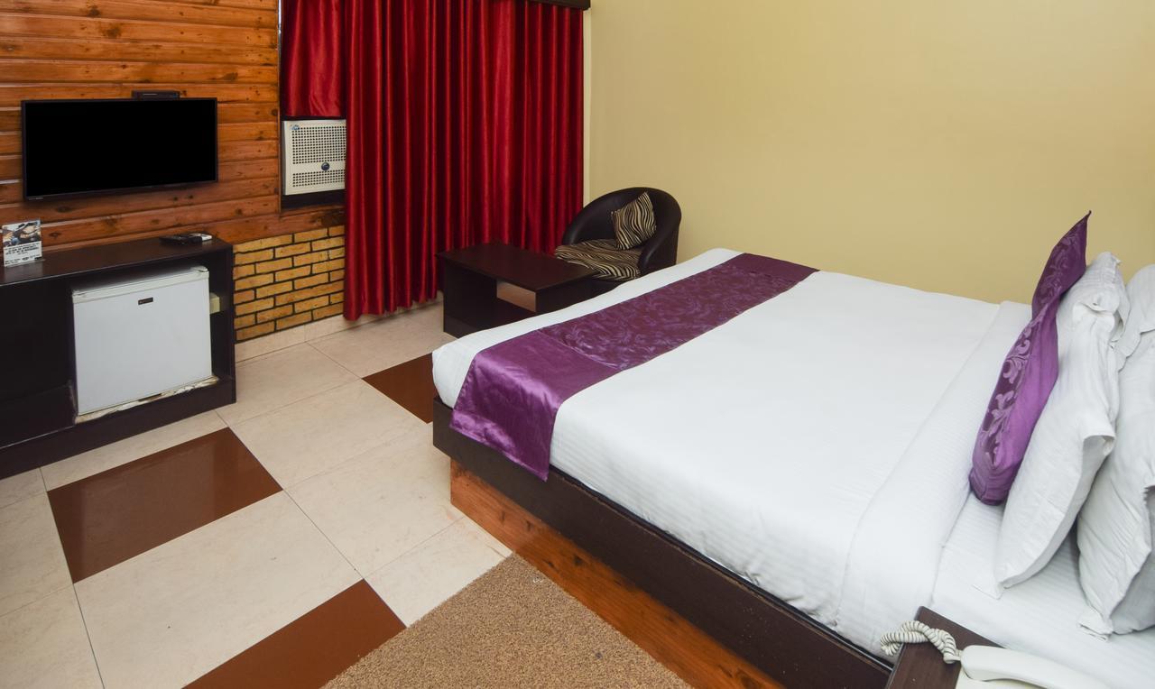 Hotel Varuna Varanasi Exteriör bild