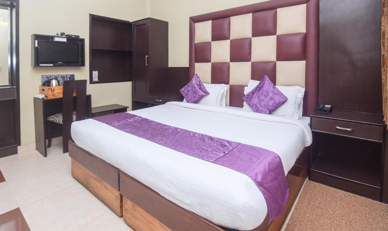 Hotel Varuna Varanasi Exteriör bild
