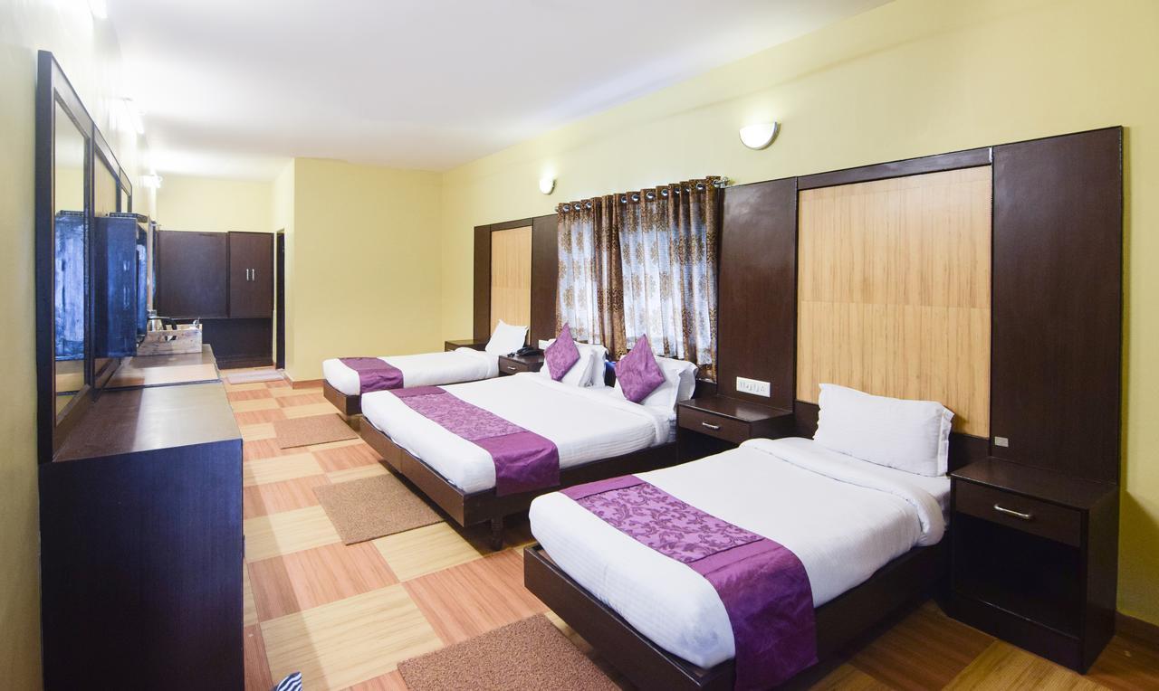 Hotel Varuna Varanasi Exteriör bild