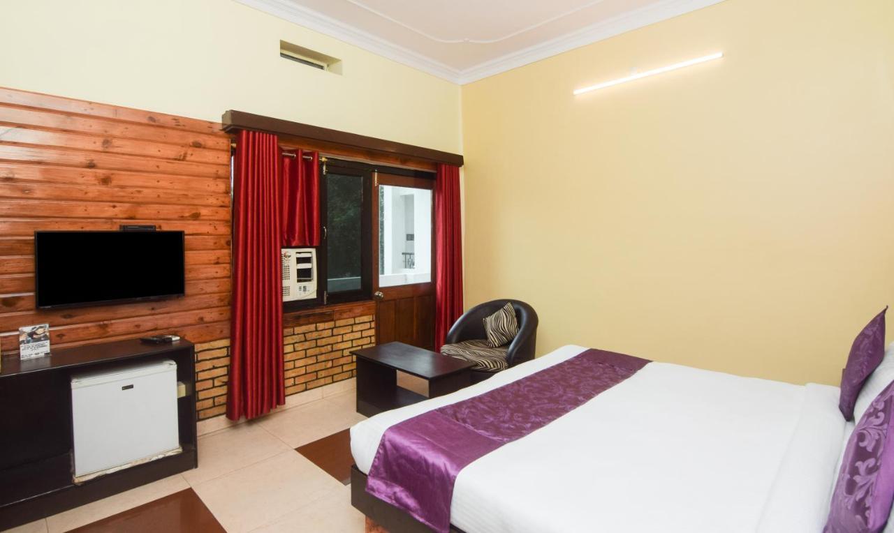 Hotel Varuna Varanasi Exteriör bild
