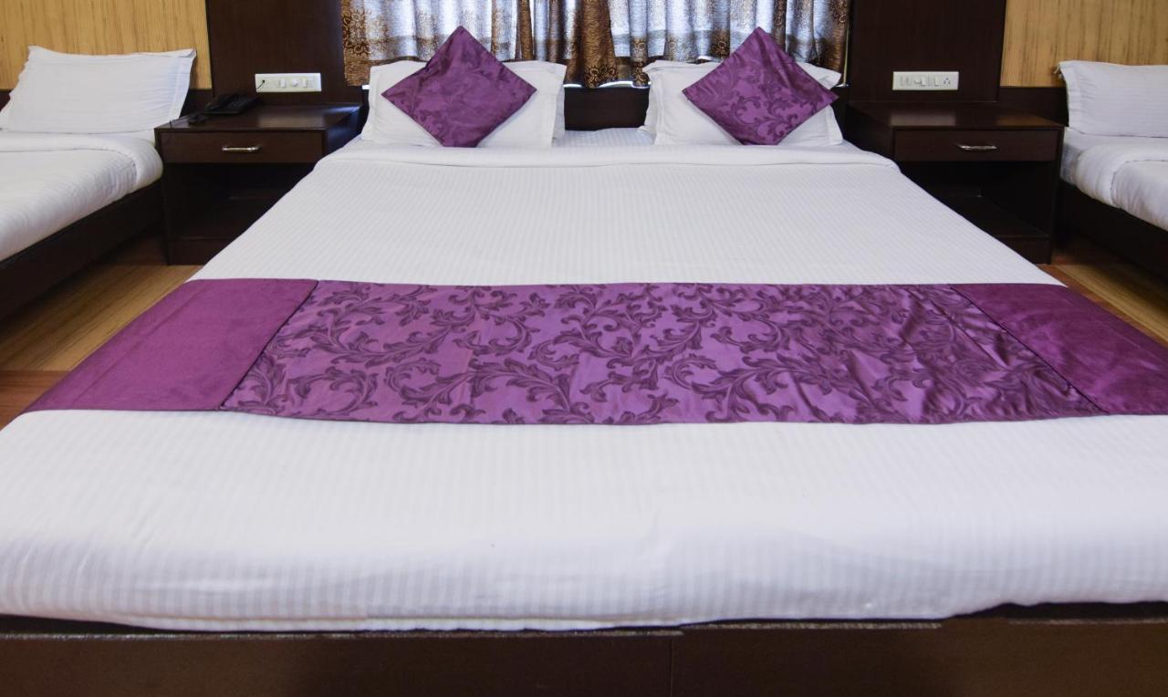 Hotel Varuna Varanasi Exteriör bild