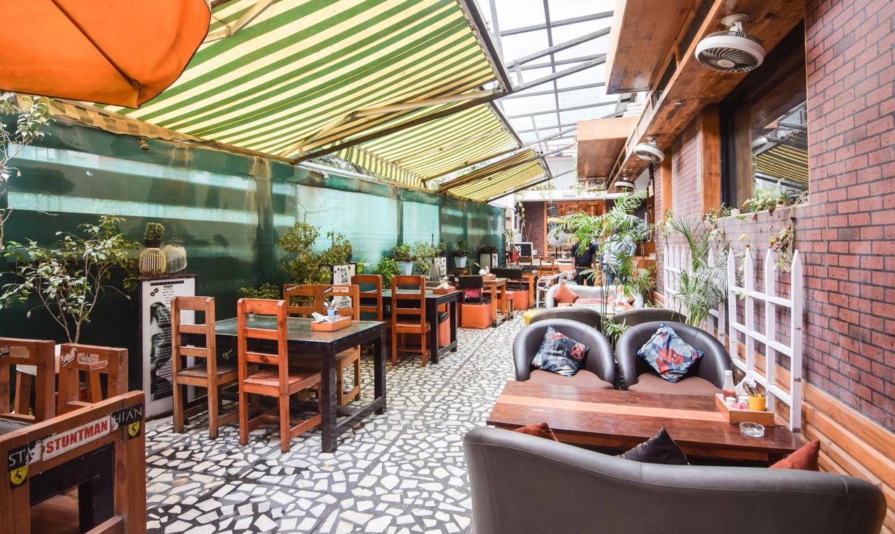 Hotel Varuna Varanasi Exteriör bild