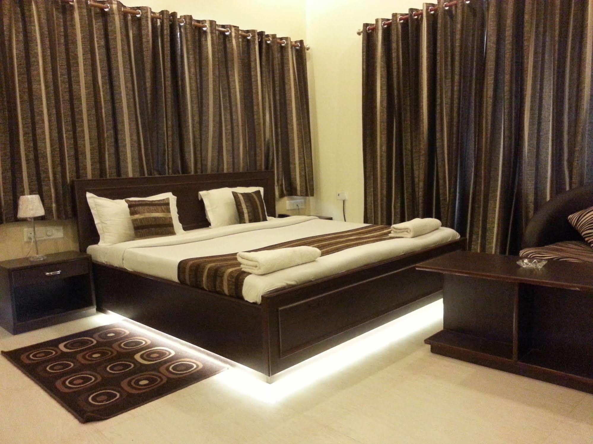 Hotel Varuna Varanasi Exteriör bild